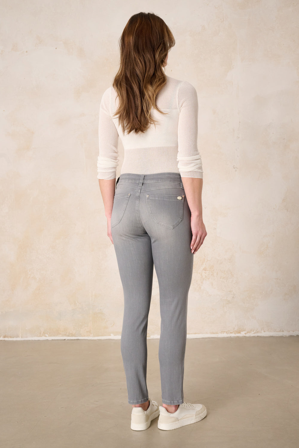 Merle – Slim fit trousers in glitter grey with a mid-rise waist