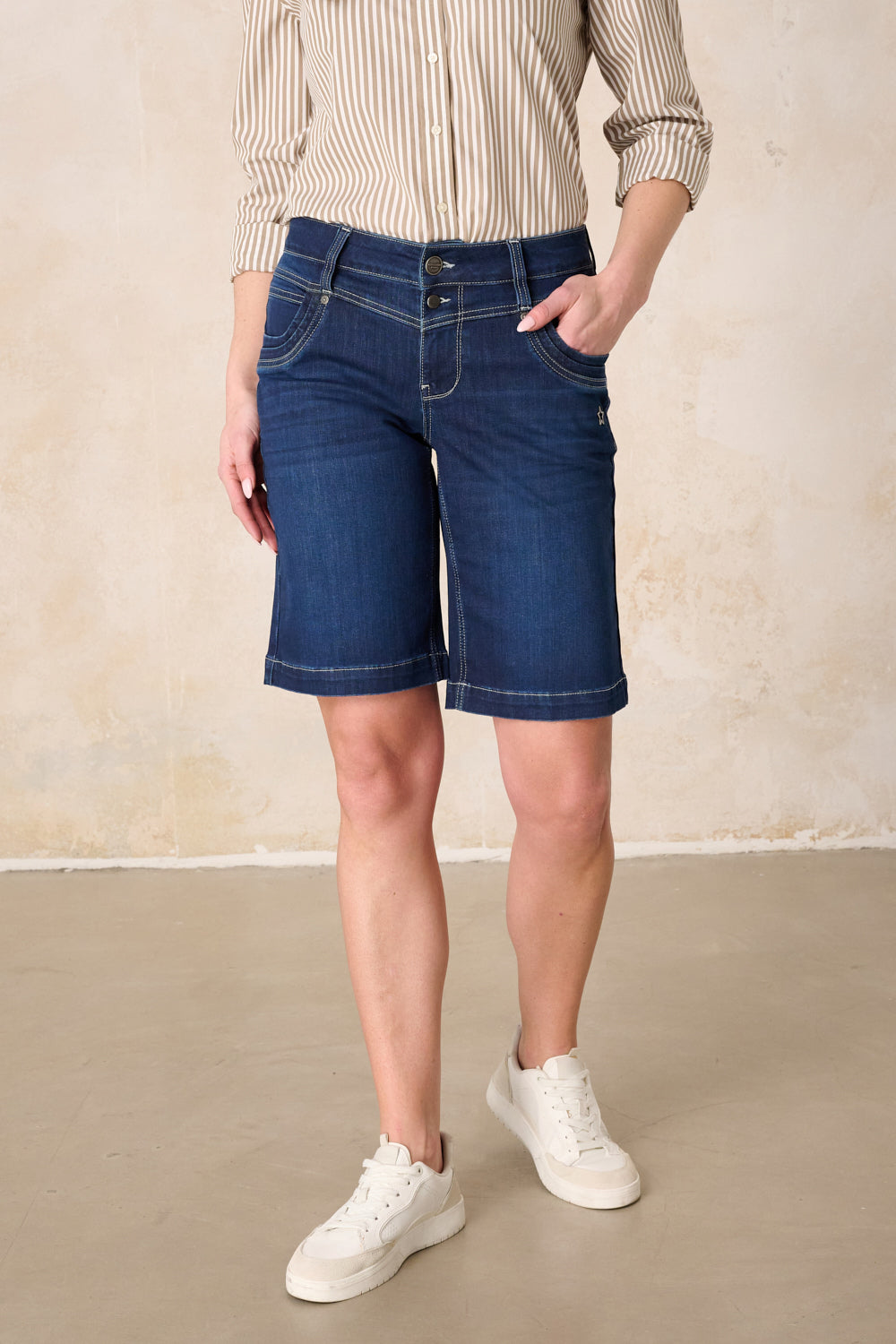 Merle – Straight Leg Bermuda in Atlantikblauer mit mittlerer Leibhöhe