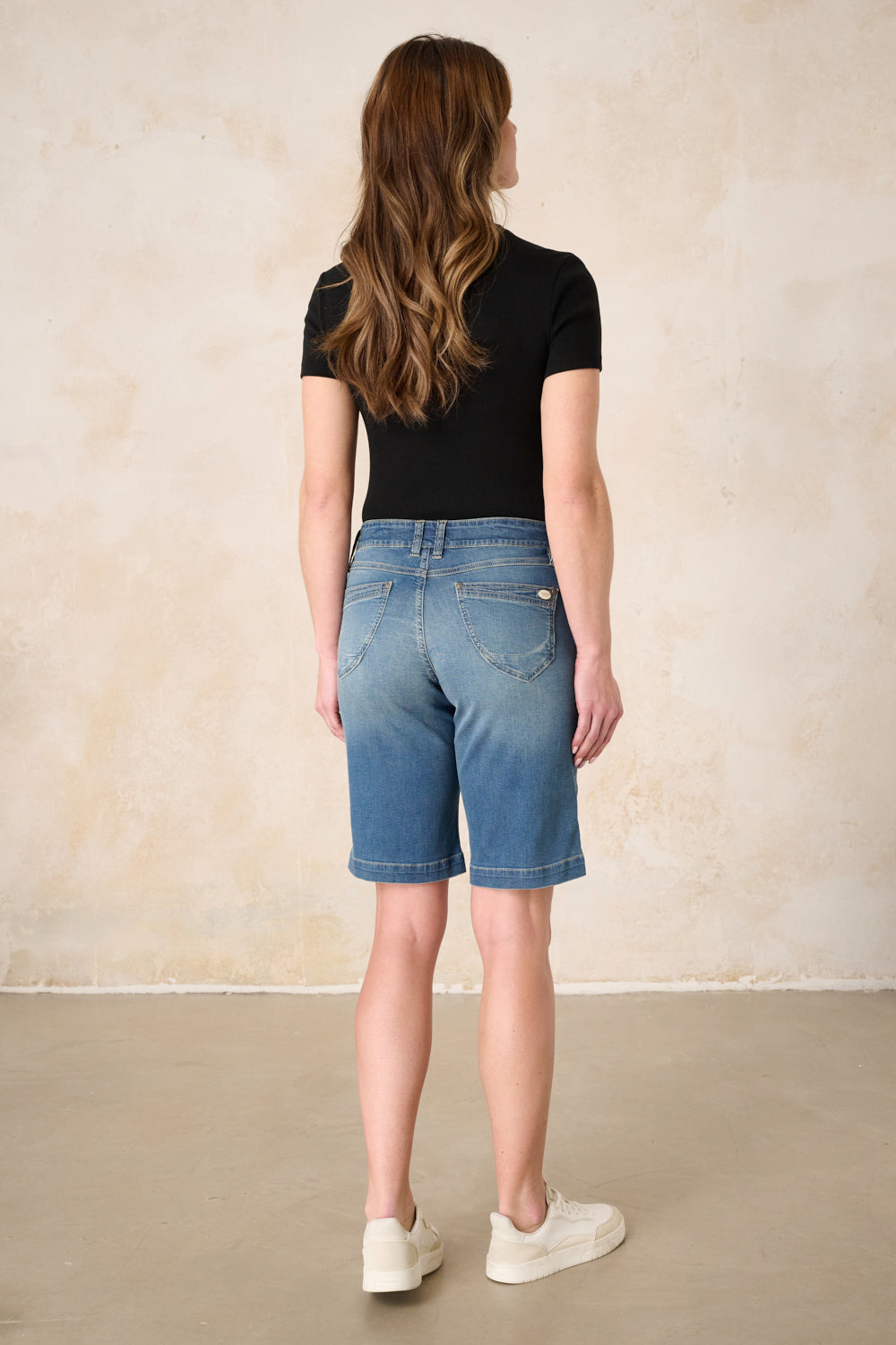 Merle – Straight Leg Bermuda in Hennablauer mit mittlerer Leibhöhe