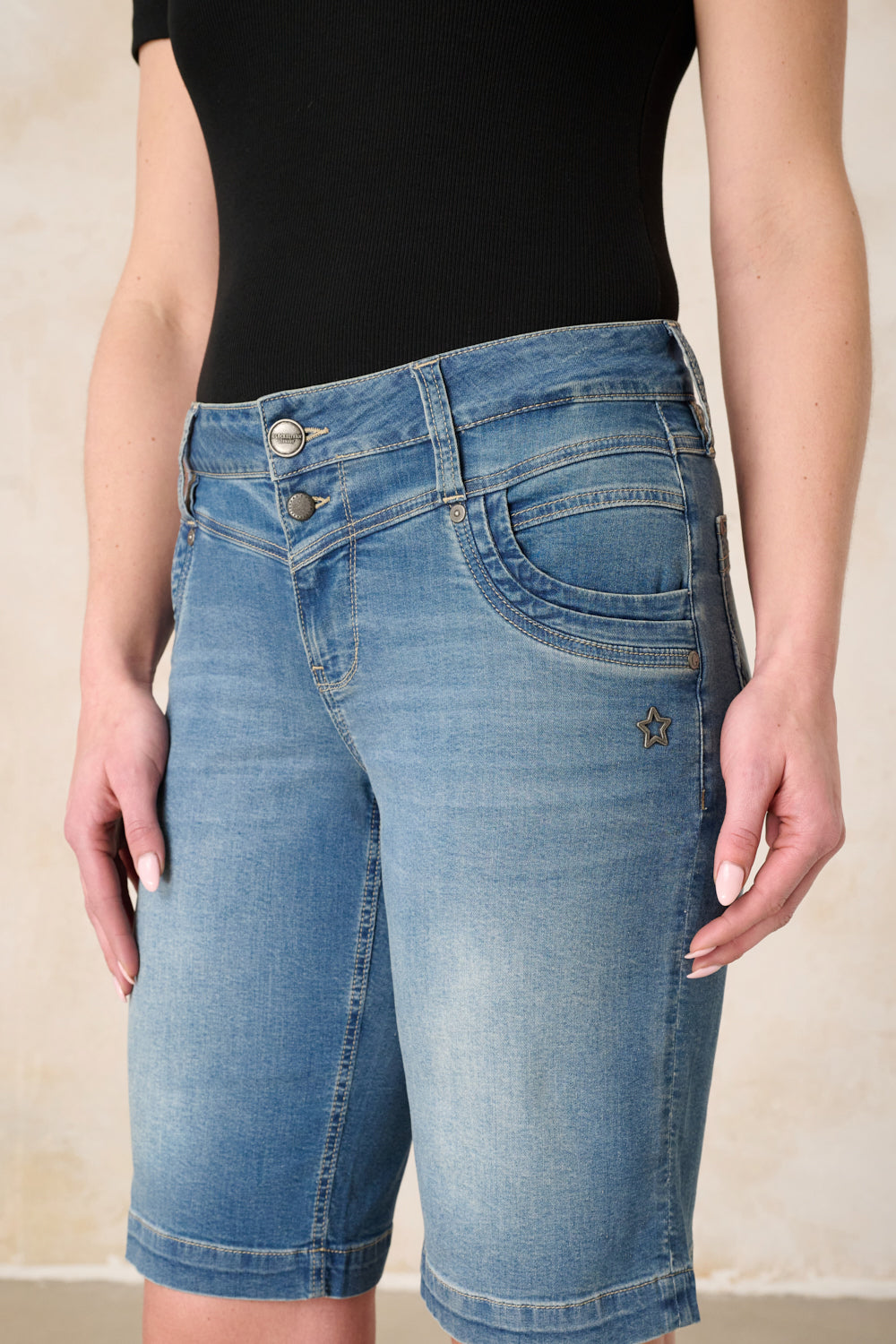Merle – Straight Leg Bermuda in Hennablauer mit mittlerer Leibhöhe