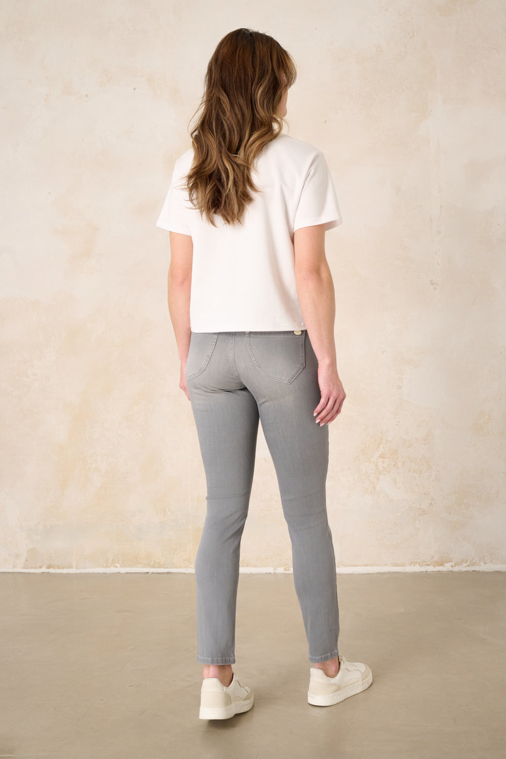 Merle – Slim fit trousers in stone grey with a mid-rise waist