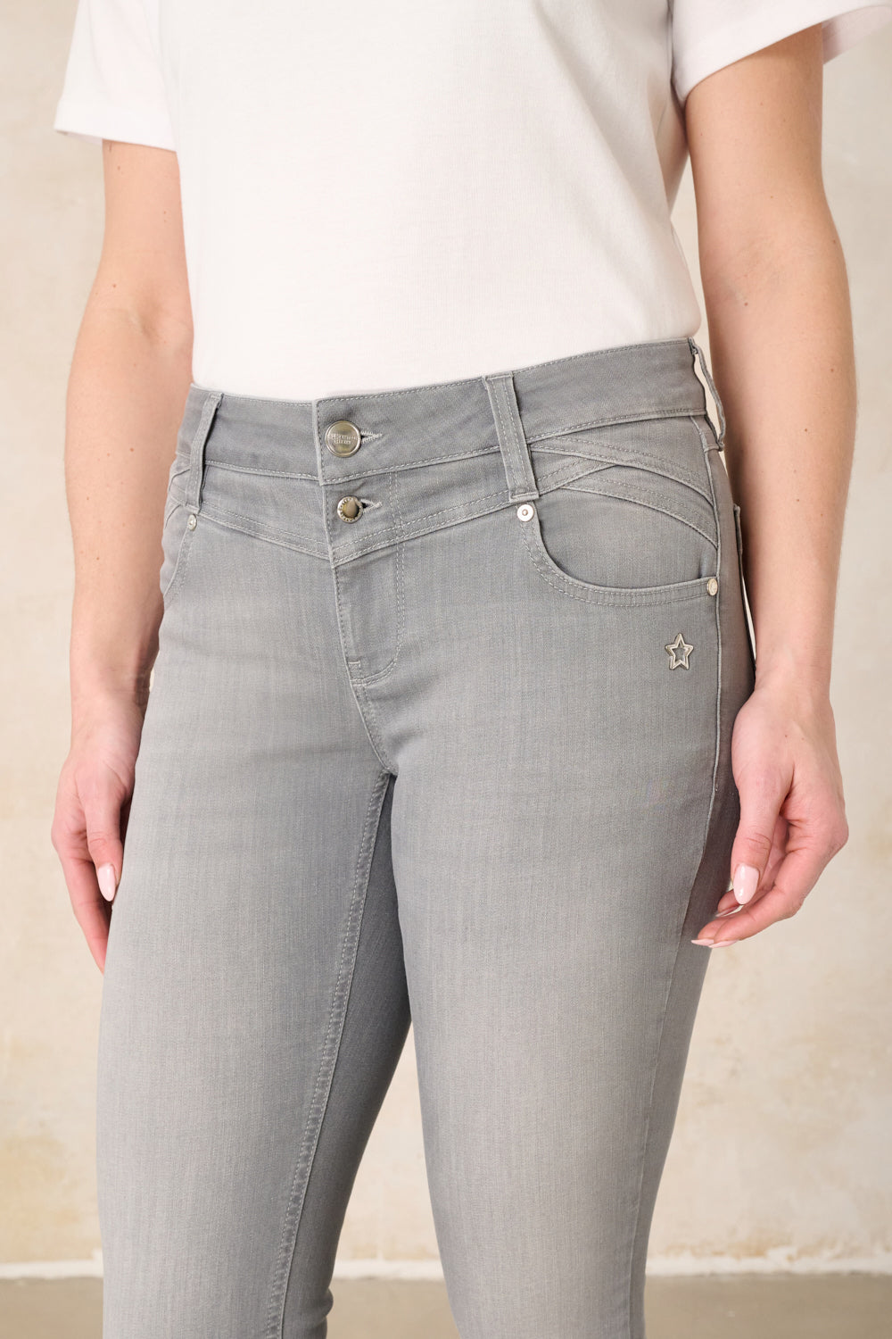 Merle – Slim fit trousers in stone grey with a mid-rise waist