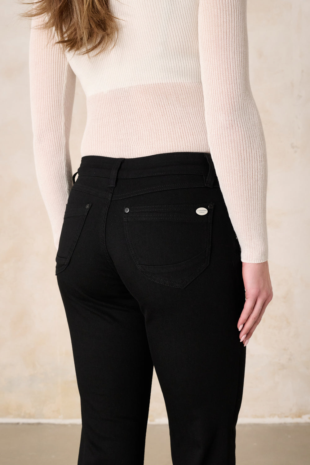 Merle – Straight Leg Jeans in Glitzerschwarz mit mittlerer Leibhöhe