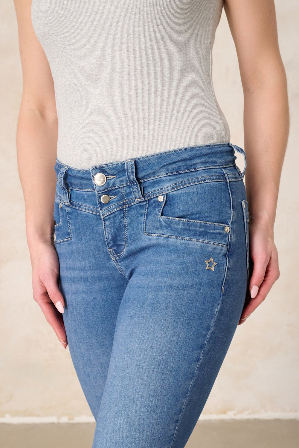 Merle – Slim Fit Jeans in Holunderblau mit mittlerer Leibhöhe