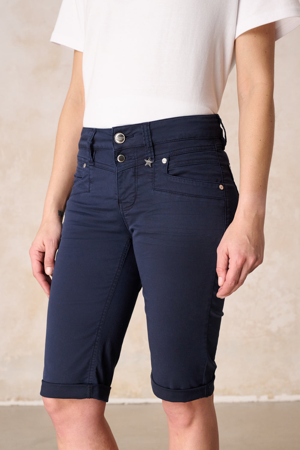 Merle – Slim Fit Bermuda in Royalblau mit mittlerer Leibhöhe