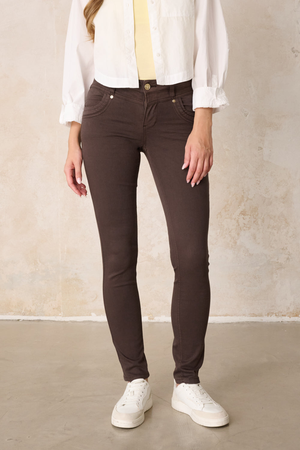 Merle Slim Fit Hose – Edelbraun & Baumwoll-Stretch, mittlere Leibhöhe