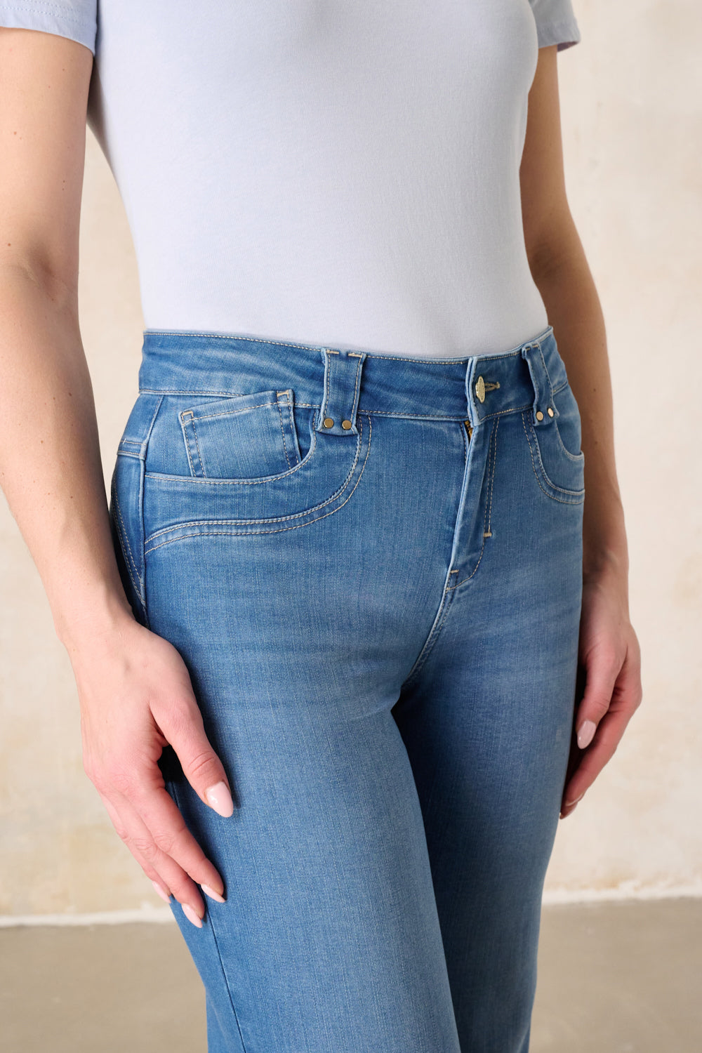 Clara – Flared Jeans in Hageblau mit hoher Leibhöhe
