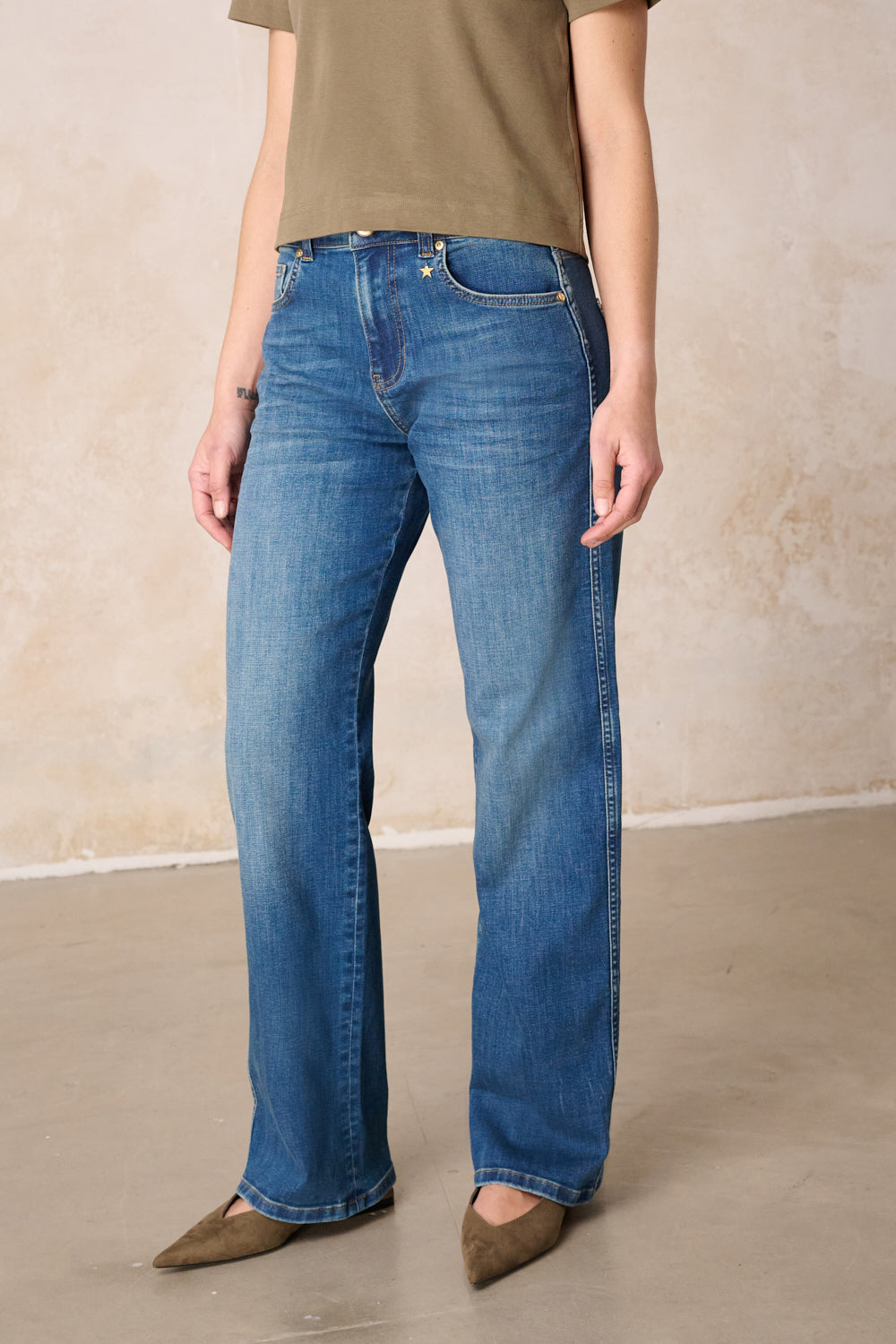 Clara – Flared Jeans in Mittelblau mit hoher Leibhöhe