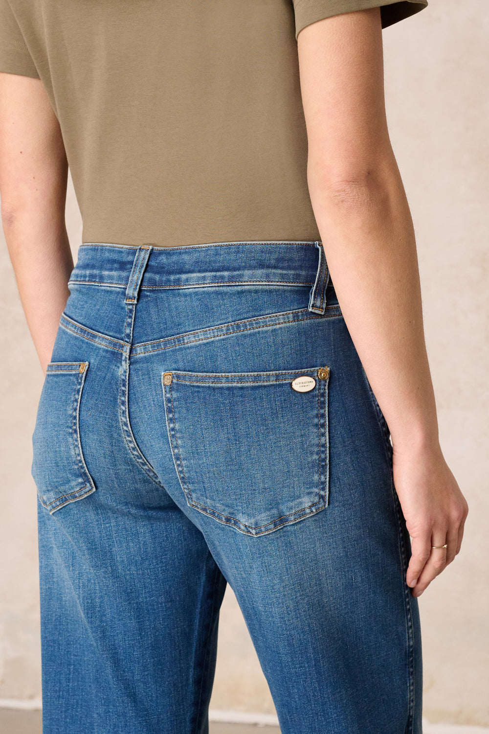 Clara – Flared Jeans in Mittelblau mit hoher Leibhöhe