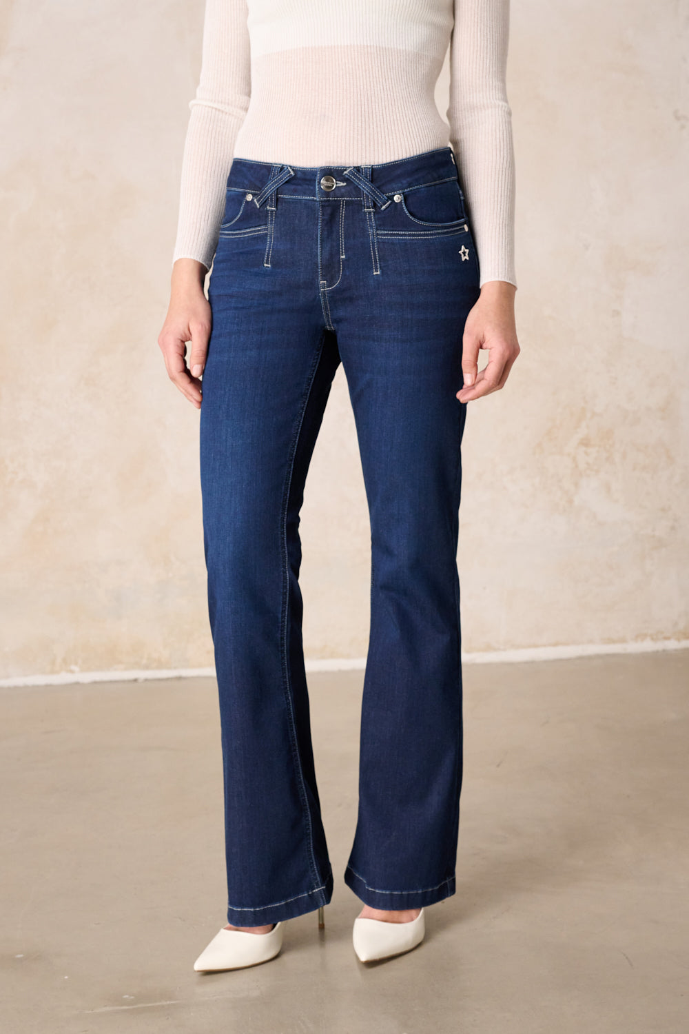 Melina – Bootcut Jeans in Lagungenblau mit mittlerer Leibhöhe