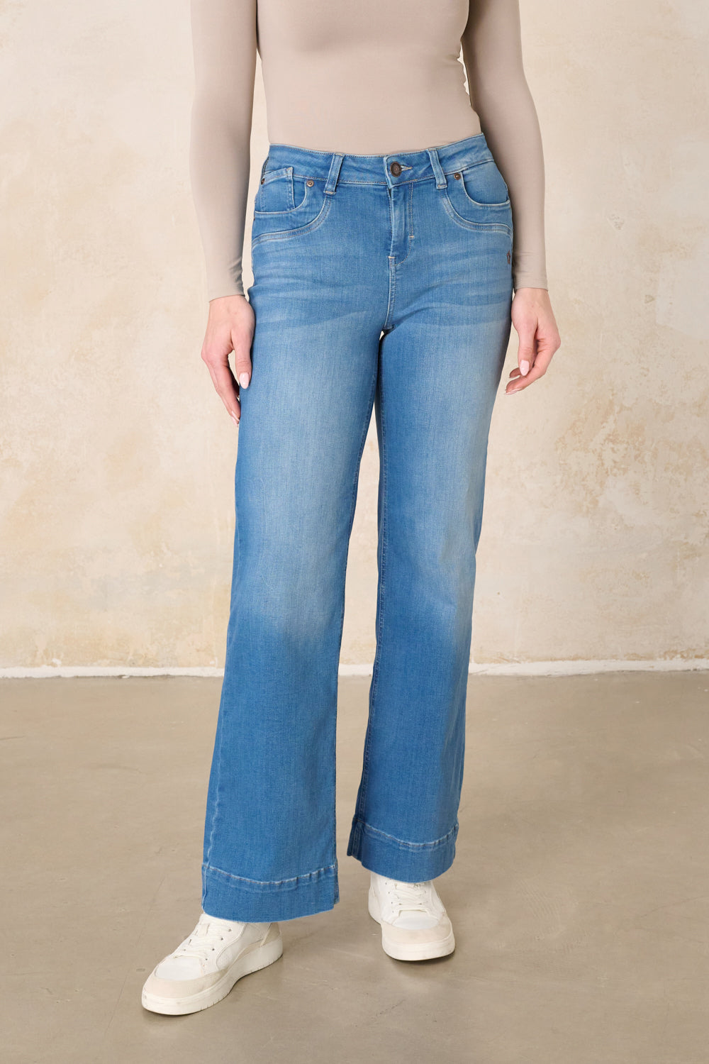 Clara – Flared Jeans in Sommerflair mit hoher Leibhöhe