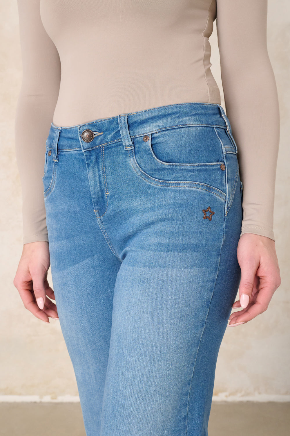 Clara – Flared jeans in blue-violet with a high waist