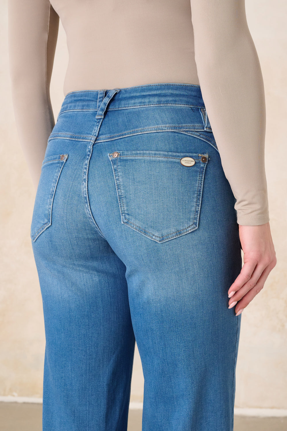 Clara – Flared jeans in blue-violet with a high waist