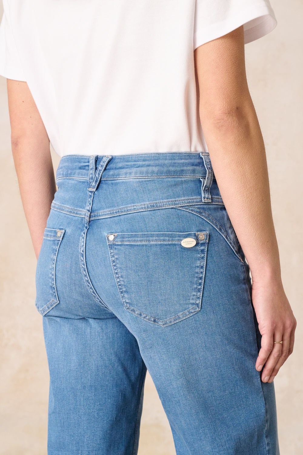 Clara – Flared Jeans in Sonnentanz mit hoher Leibhöhe