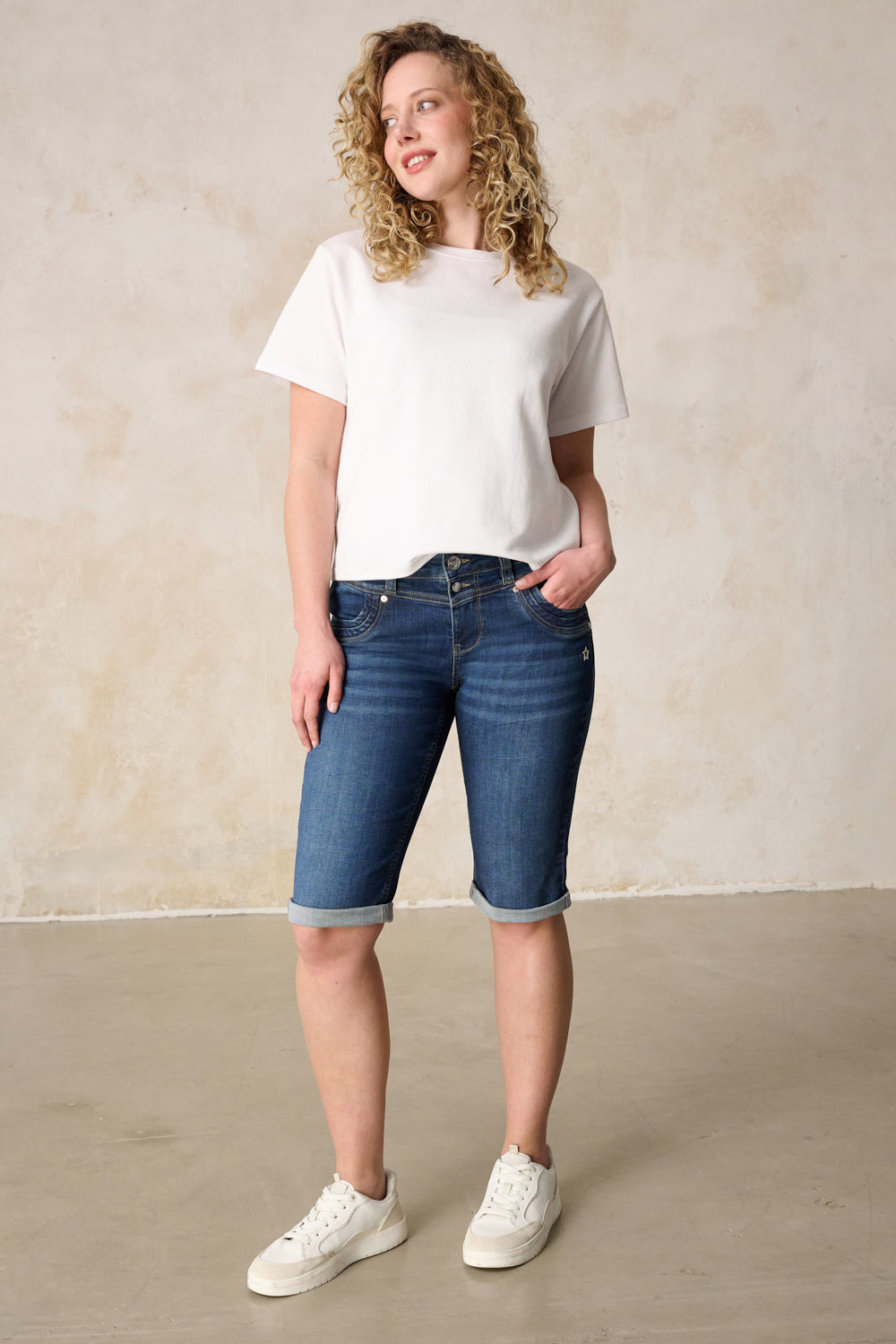 Merle – Slim Fit Bermuda in Maronenblau mit mittlerer Leibhöhe