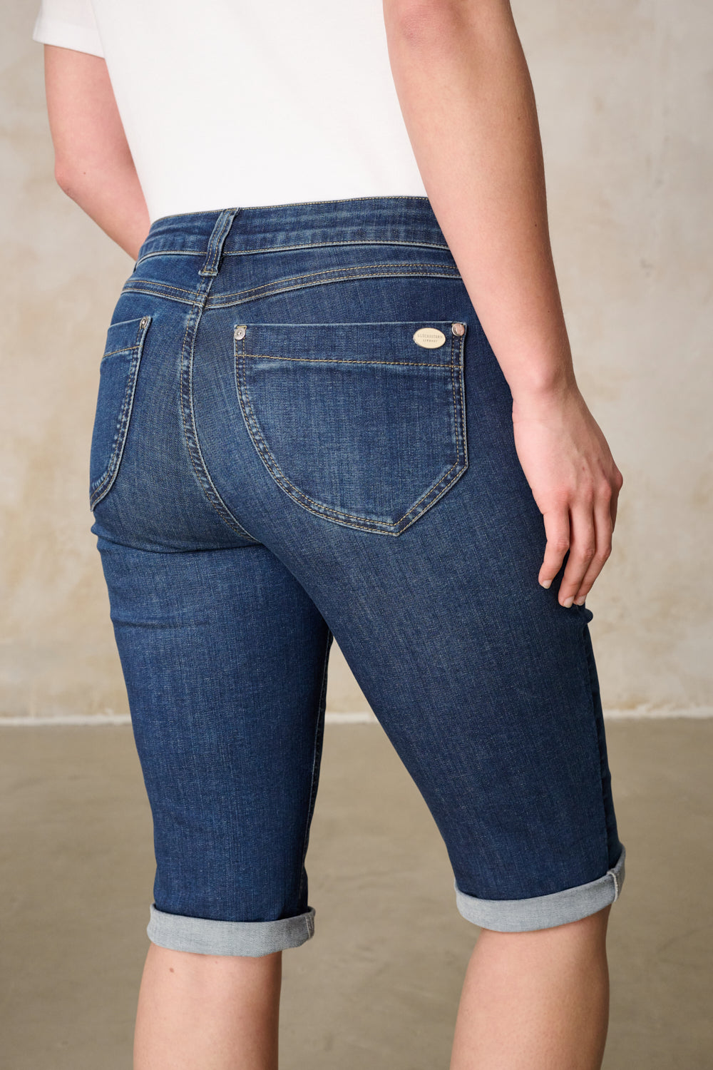 Merle Slim Fit Bermuda – Maronenblau & Soft Denim, mittlere Leibhöhe