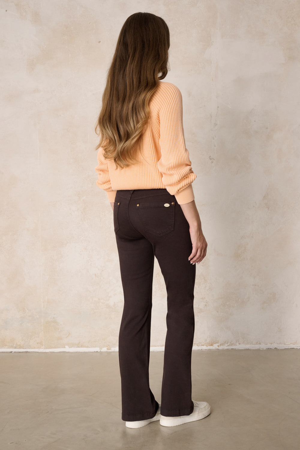 Melina Bootcut Hose - Edelbraun & Baumwoll-Stretch, mittlere Leibhöhe