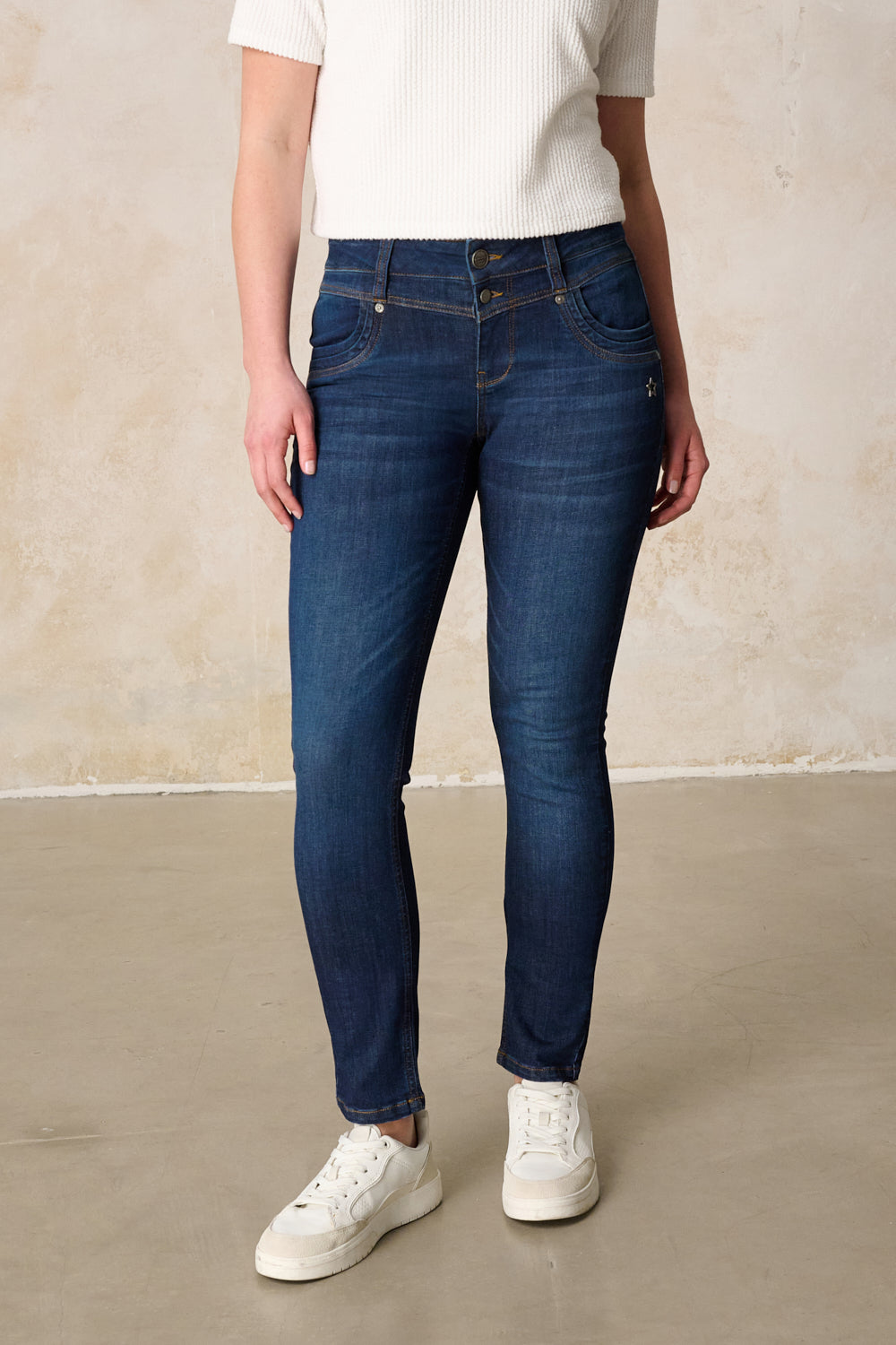 Merle Slim Fit Jeans – Neckarblau & Soft Denim, mittlere Leibhöhe
