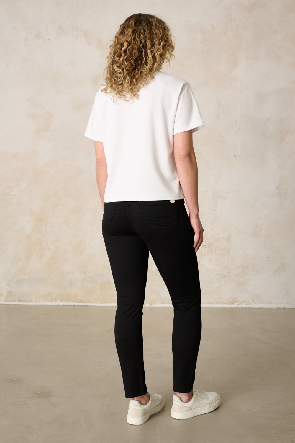 Merle Slim Fit Hose – Royalschwarz & Baumwoll-Stretch, mittlere Leibhöhe