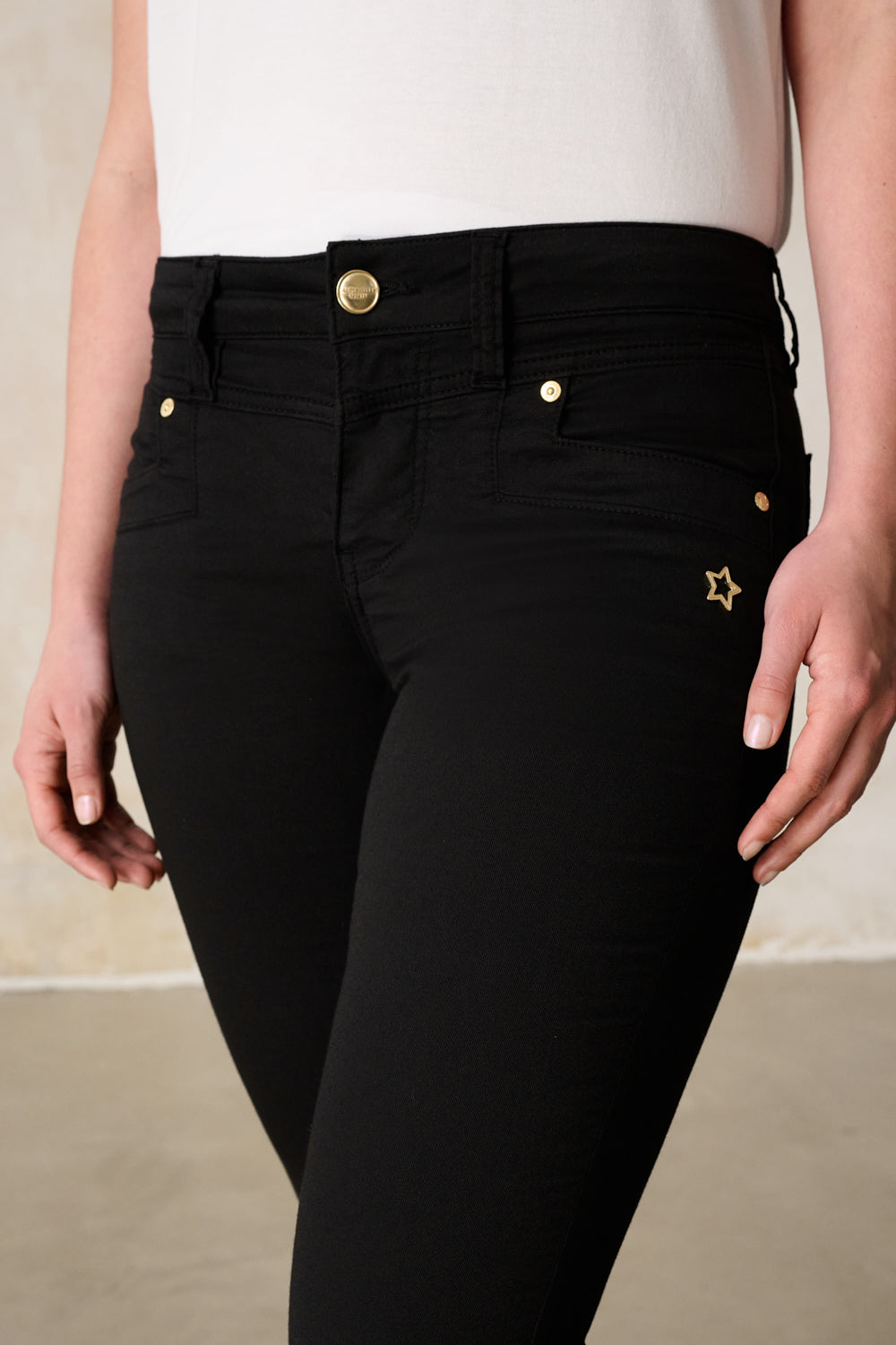 Merle Slim Fit Hose – Royalschwarz & Baumwoll-Stretch, mittlere Leibhöhe