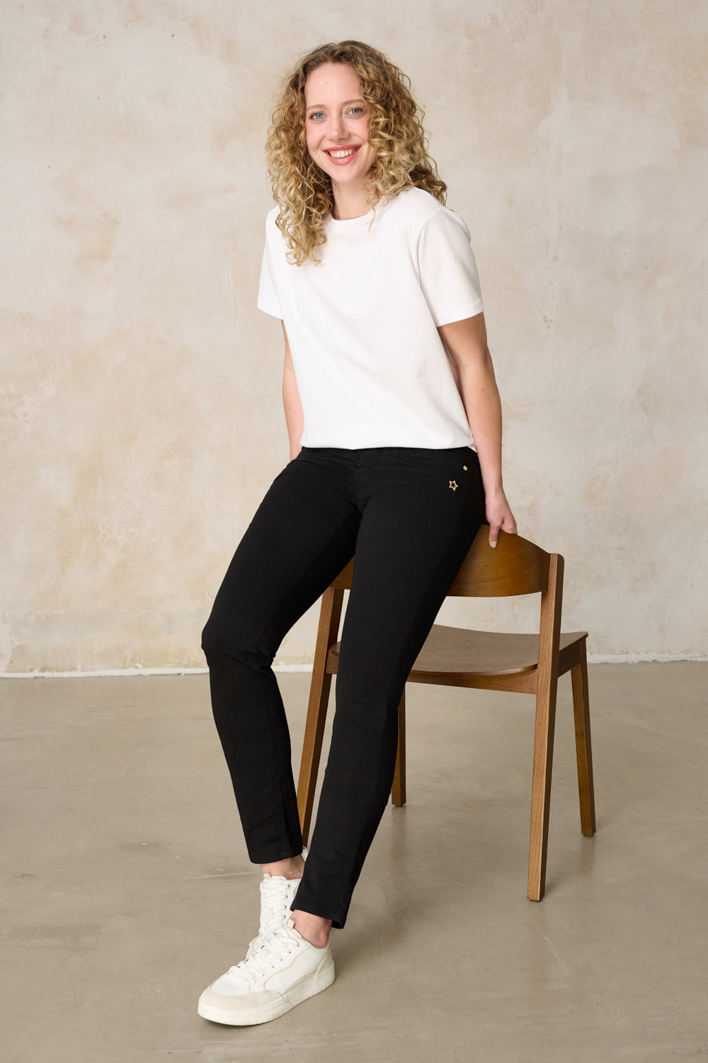 Merle Slim Fit Hose – Royalschwarz & Baumwoll-Stretch, mittlere Leibhöhe