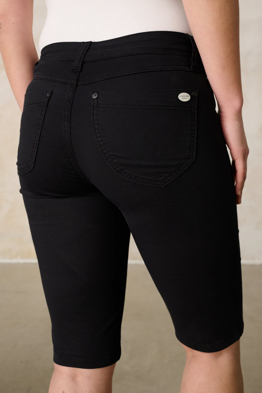 Merle Slim Fit Bermuda – Royalschwarz & Baumwoll-Stretch, mittlere Leibhöhe