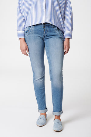 Petra – Low-rise slim fit jeans in cool blue