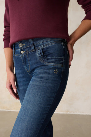 Merle Slim Fit Jeans – Chestnut Blue & Soft Denim, mid-rise