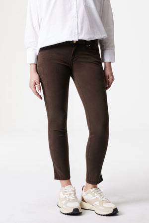 Petra – Slim Fit Hose in Edelbraun mit niedriger Leibhöhe