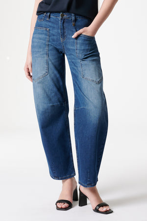 Serena – Barrel Jeans in Model Blue with High Rise