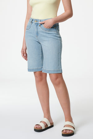 Clara – Bermuda in Blassblau mit hoher Leibhöhe