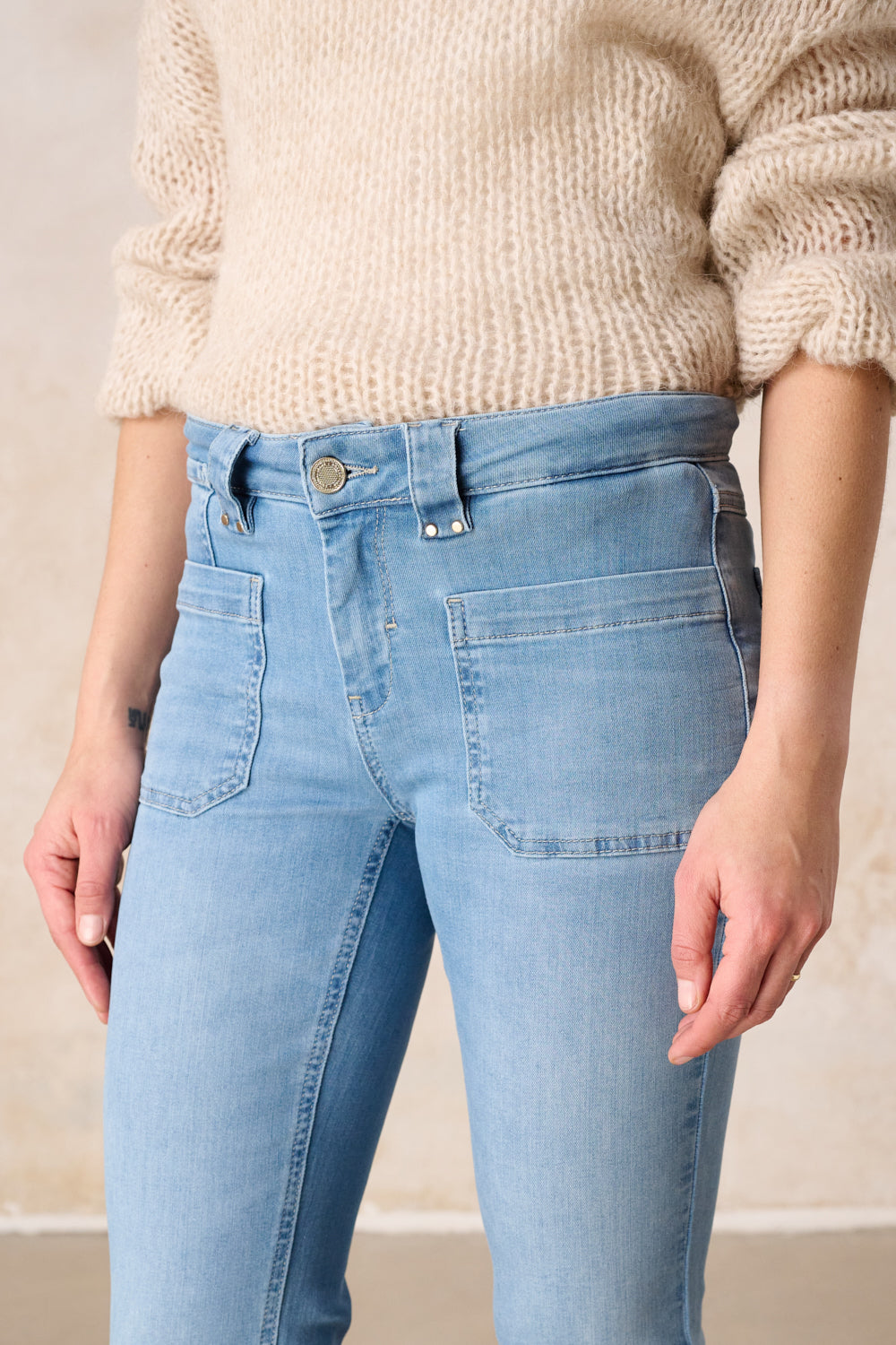 Melina – Bootcut Jeans in Holunderblau mit mittlerer Leibhöhe