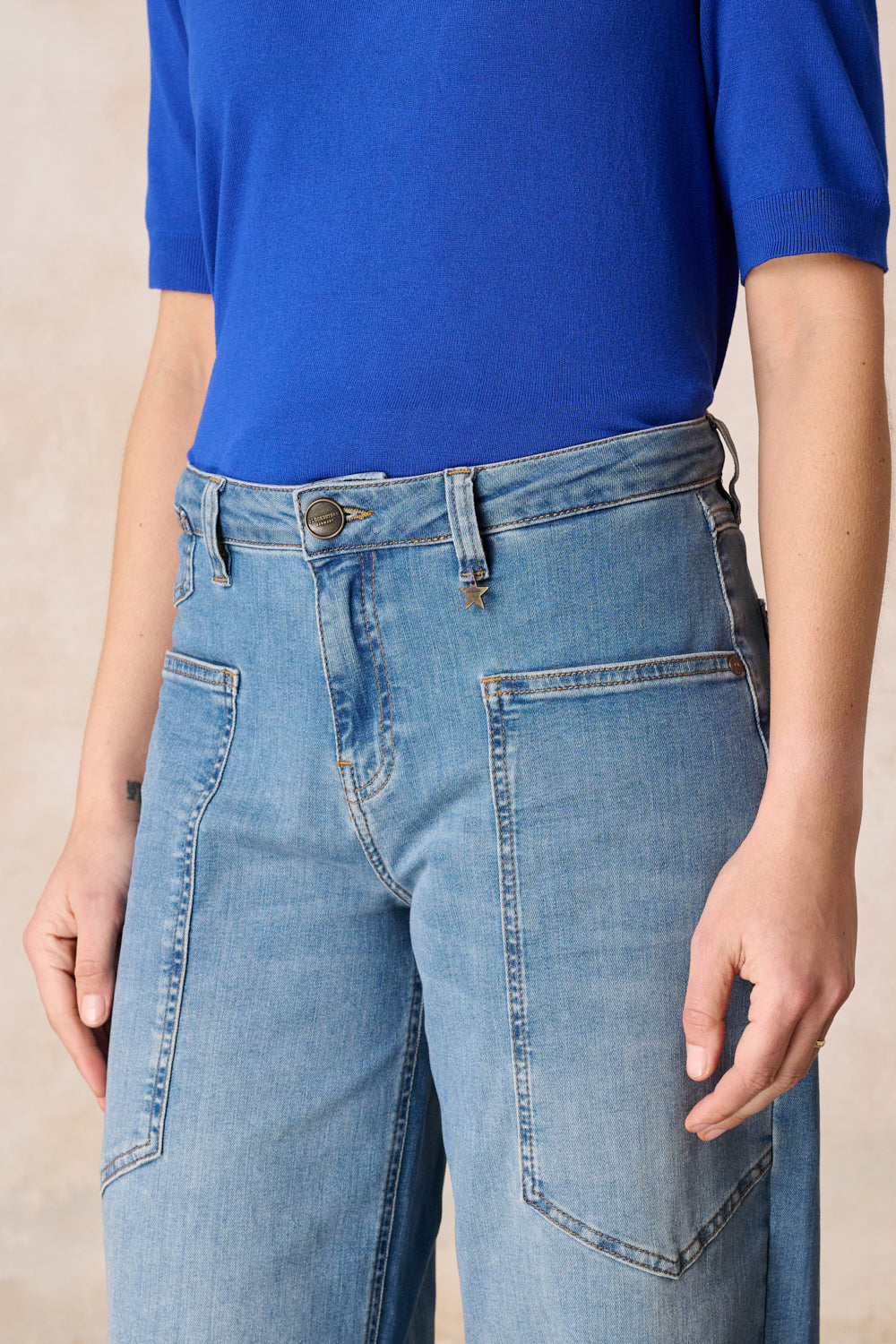 Serena – Barrel Jeans in Taschenblau mit hoher Leibhöhe