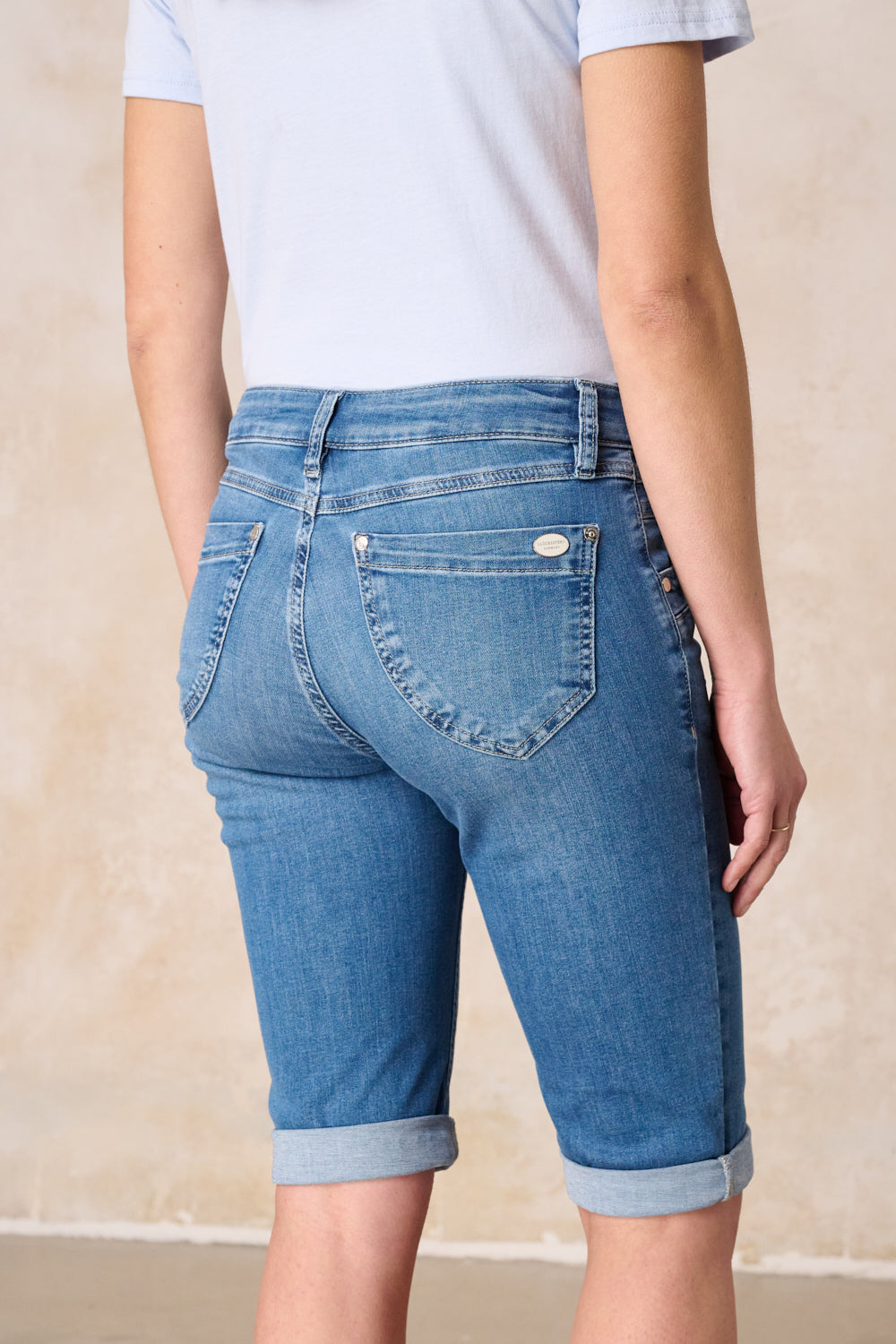 Merle – Slim Fit Bermuda in Holunderblau mit mittlerer Leibhöhe