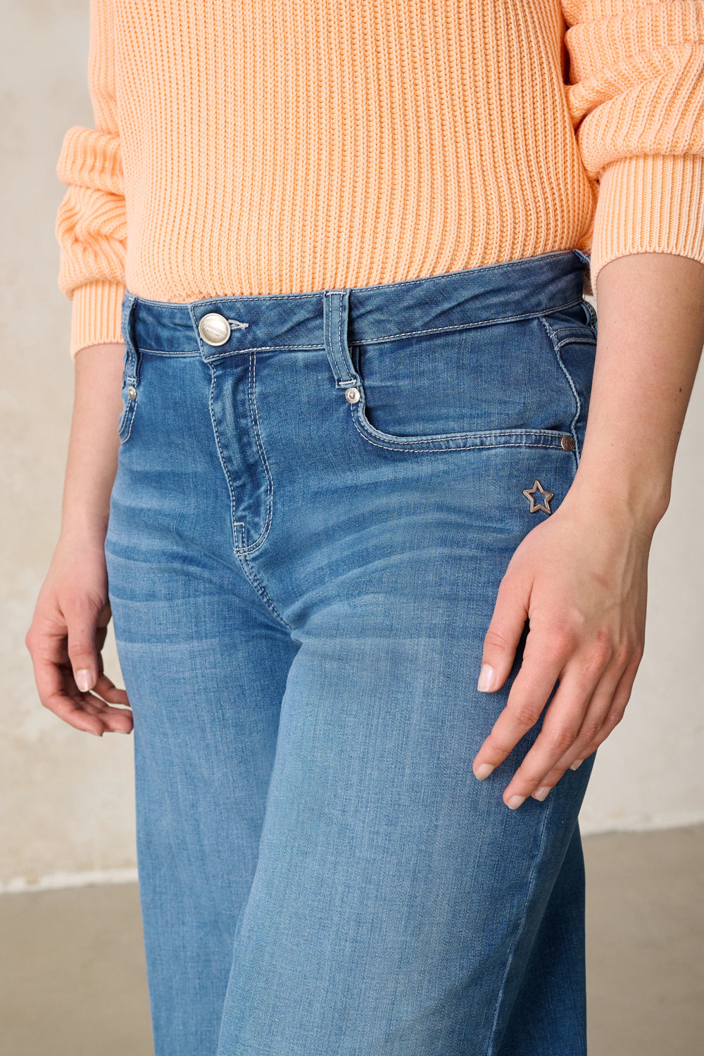 Serena - Barrel Jeans in Wave Blue with High Waist