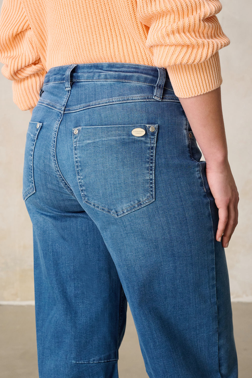 Serena - Barrel Jeans in Wave Blue with High Waist