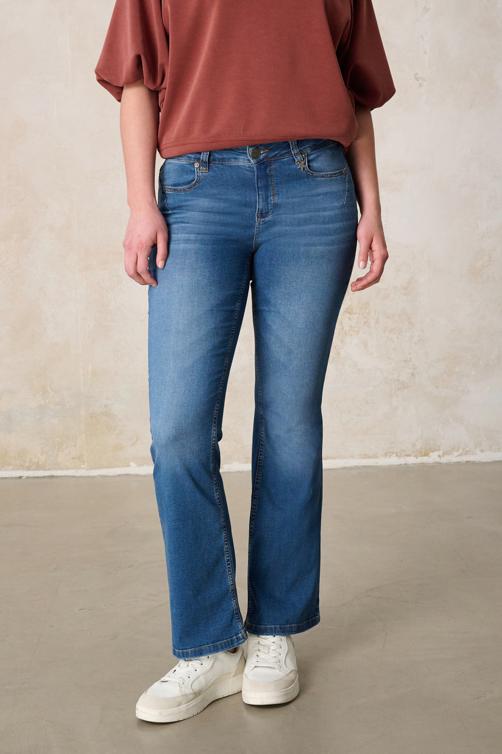 Melina – Bootcut Jeans in Frühlingsblau mit mittlerer Leibhöhe