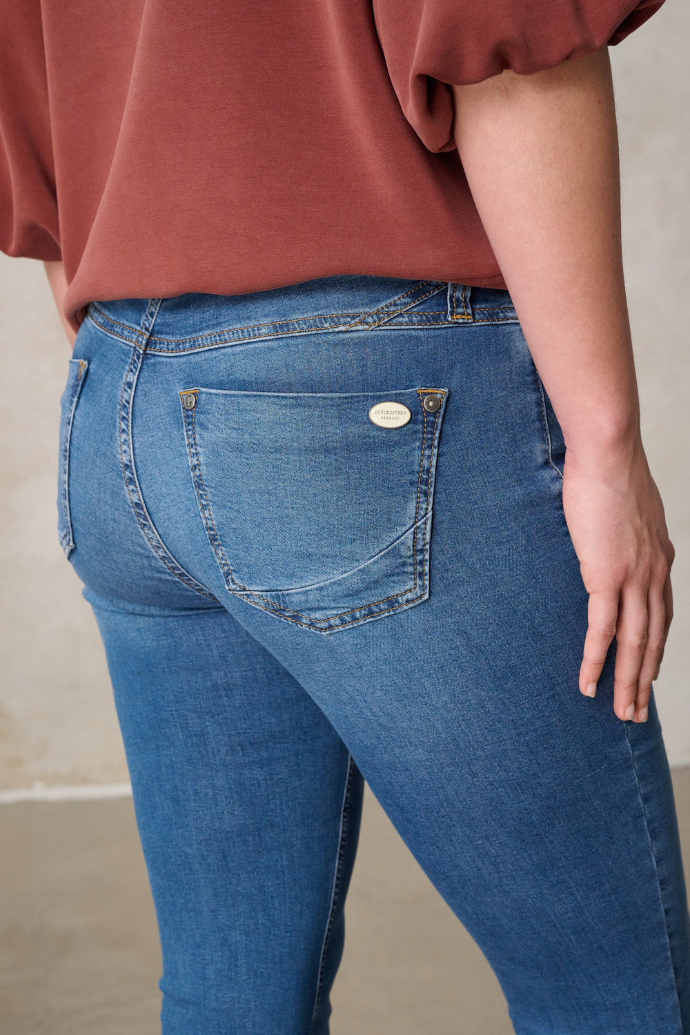 Melina - Mid-Rise Bootcut Jeans in Spring Blue