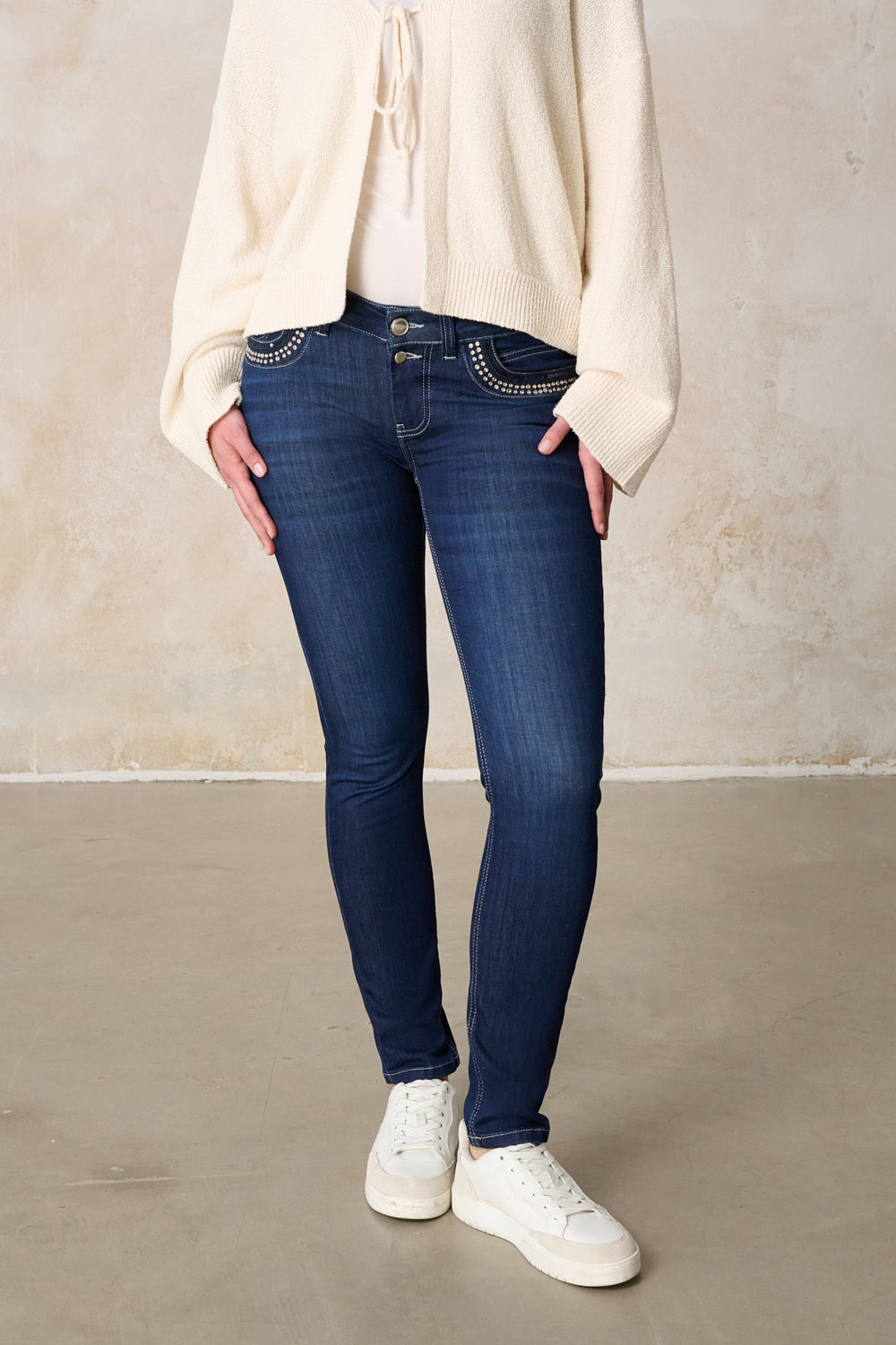 Petra – Slim Fit Jeans in Kühlblauer mit niedriger Leibhöhe