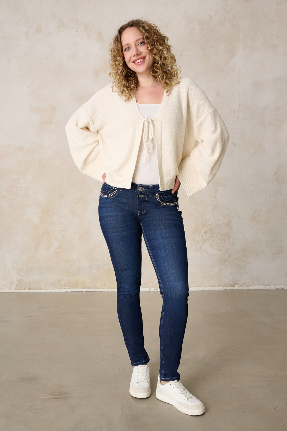 Petra – Slim Fit Jeans in Kühlblauer mit niedriger Leibhöhe