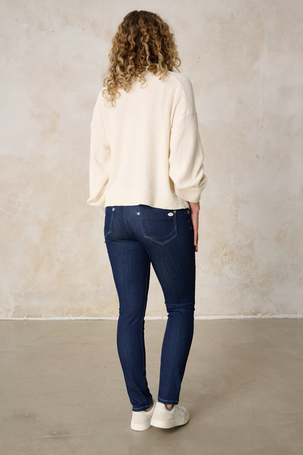 Petra – Slim Fit Jeans in Cool Blue with Low Rise