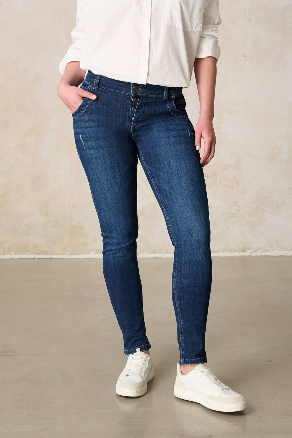 Petra – Slim Fit Hose in Donaublau mit niedriger Leibhöhe