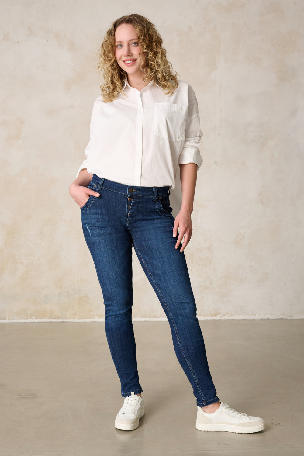 Petra – Slim Fit Hose in Donaublau mit niedriger Leibhöhe