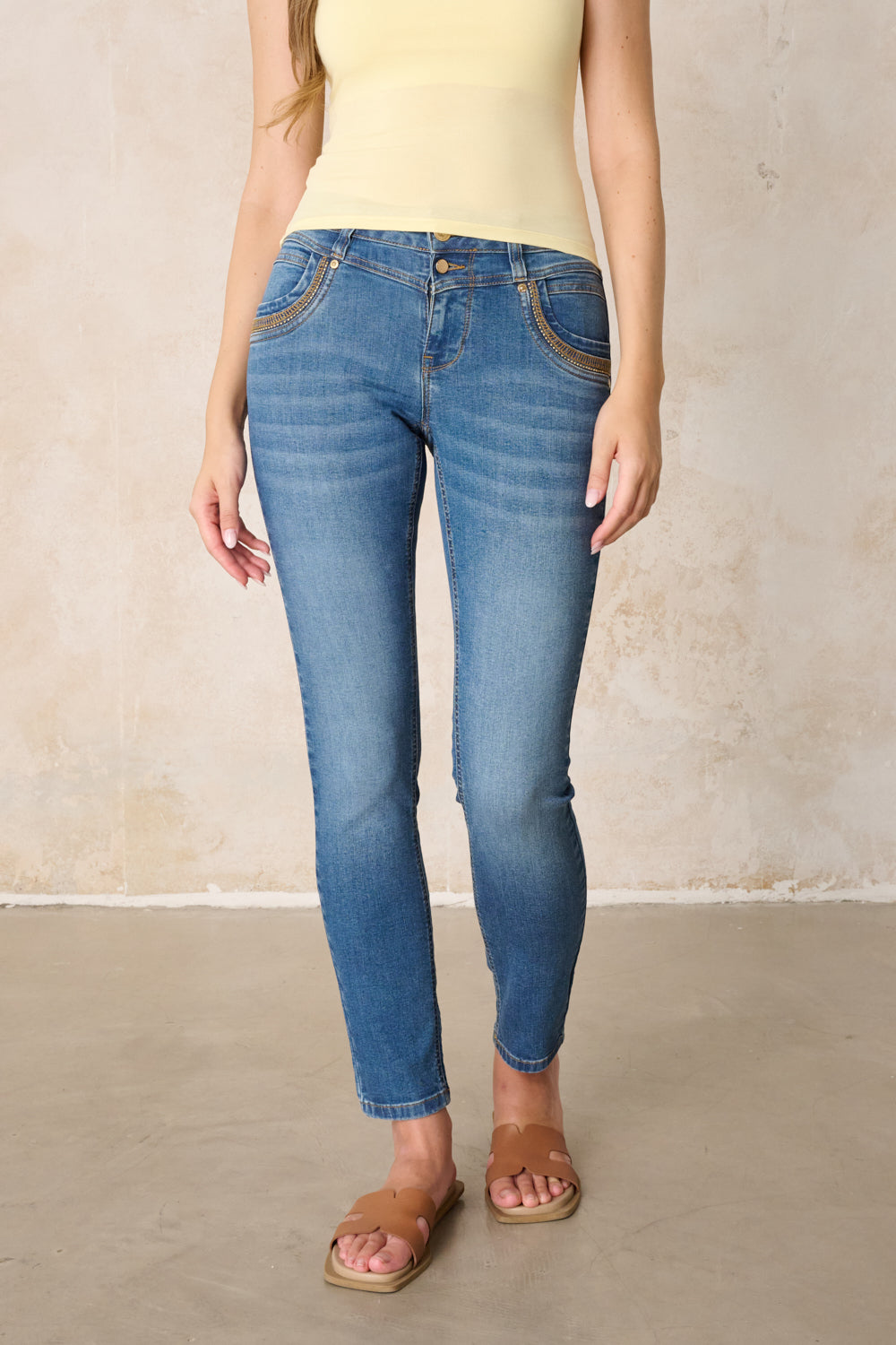 Merle – Slim Fit Jeans in Neckarblau mit mittlerer Leibhöhe