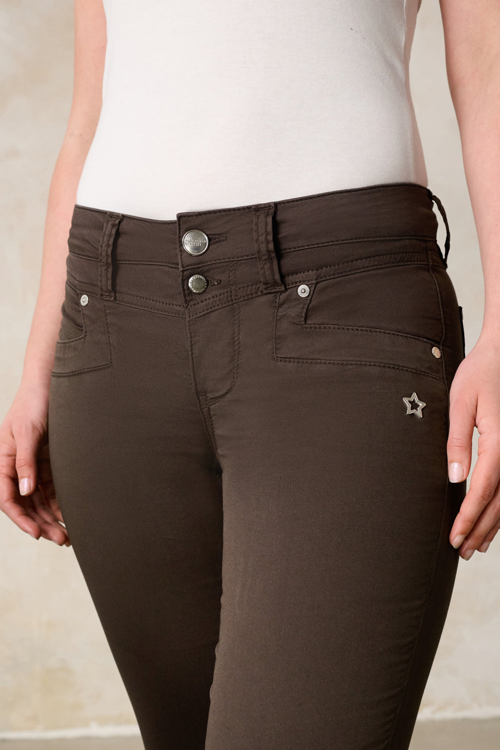 Merle Slim Fit Bermuda – Royalbraun & Baumwoll-Stretch, mittlere Leibhöhe