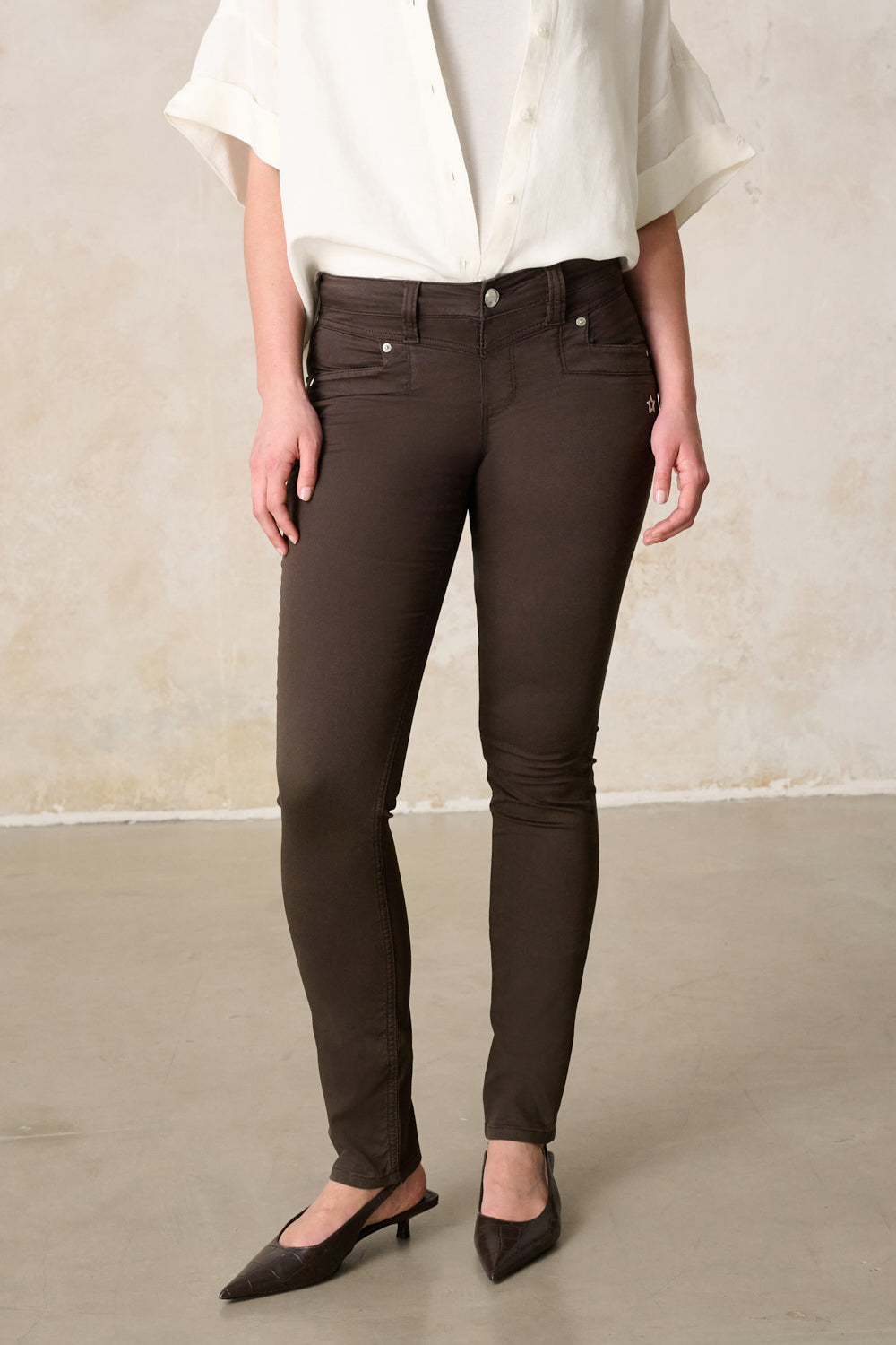 Merle – Slim Fit Hose in Royalbraun mit mittlerer Leibhöhe
