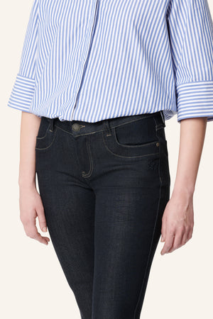 Petra – Slim Fit Jeans in Blauviolett mit niedriger Leibhöhe