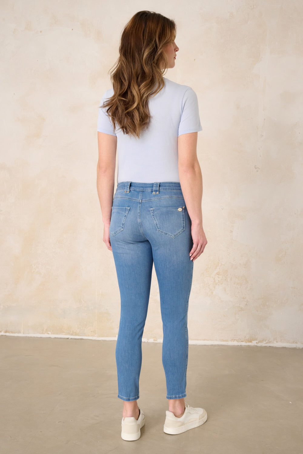Petra – Slim Fit Jeans in Kristallblau mit niedriger Leibhöhe