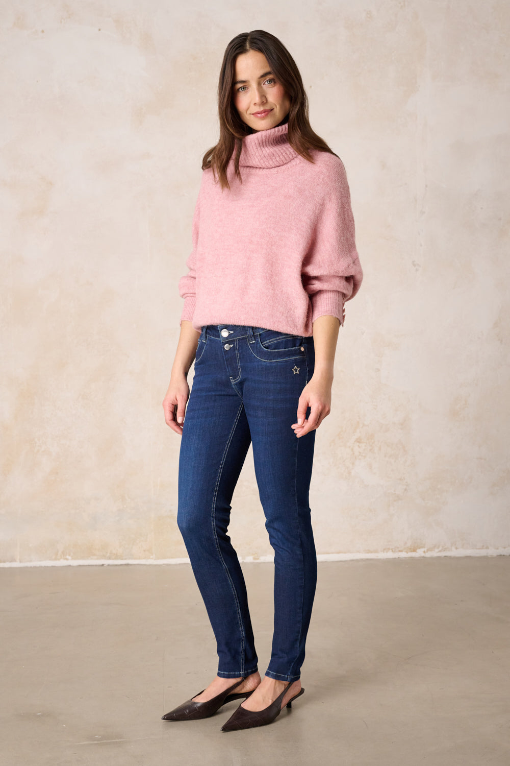 Petra – Slim Fit Jeans in Kühlblau mit niedriger Leibhöhe