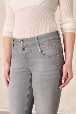 Merle Slim Fit Jeans – Glitzergrau & Soft Denim, mittlere Leibhöhe